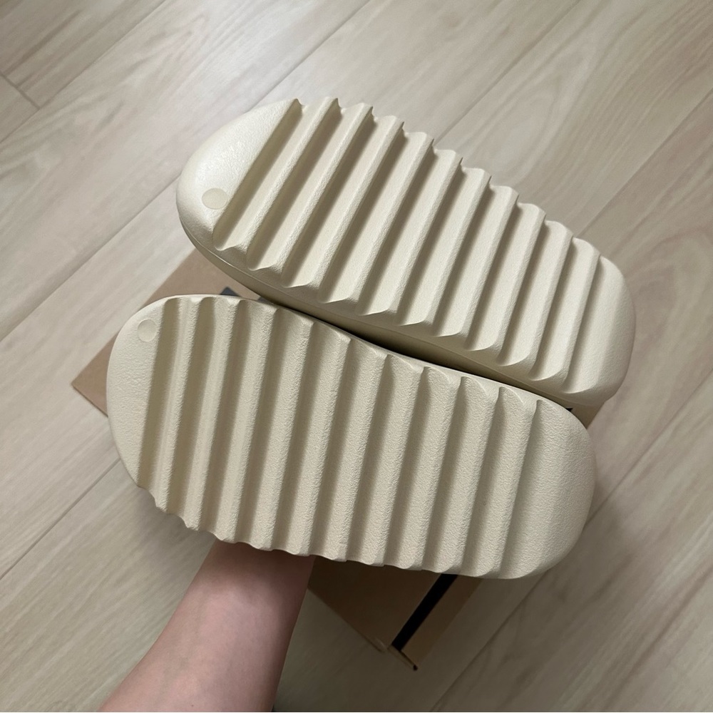 Yeezy Slides - Picture 2 of 2